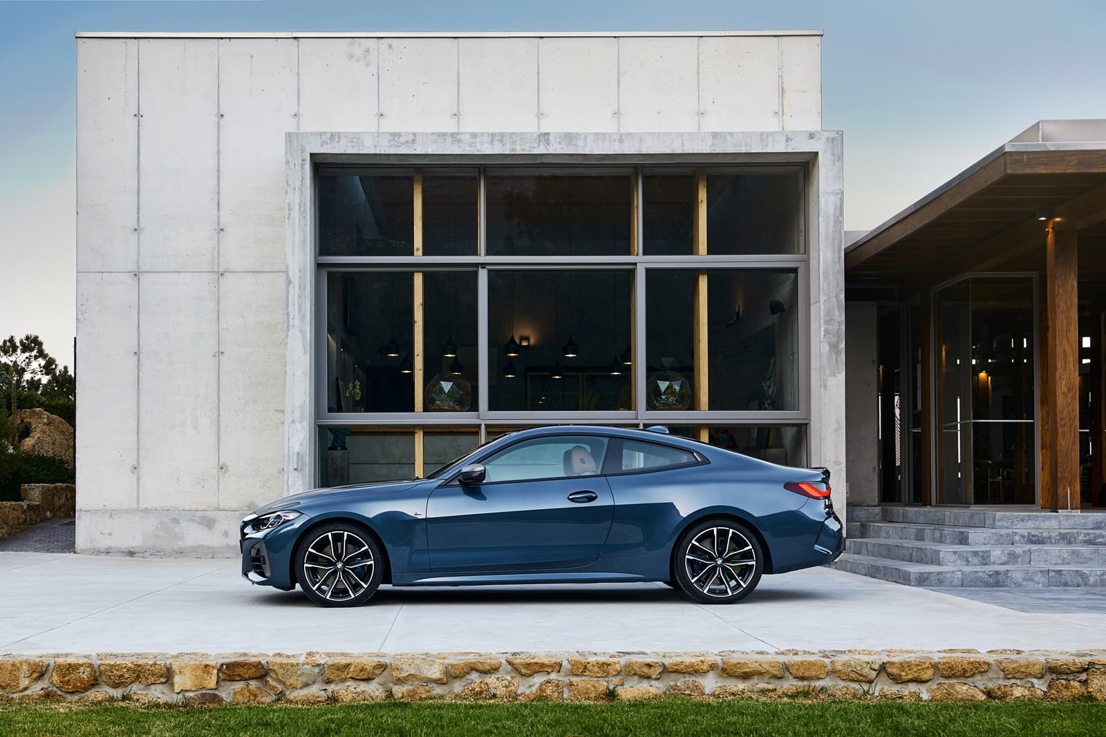 Perfil del BMW Serie 4 realzando su línea estilizada y dinámica