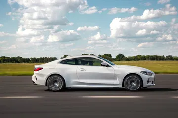 Perfil lateral de un BMW Serie 4 resaltando su línea deportiva