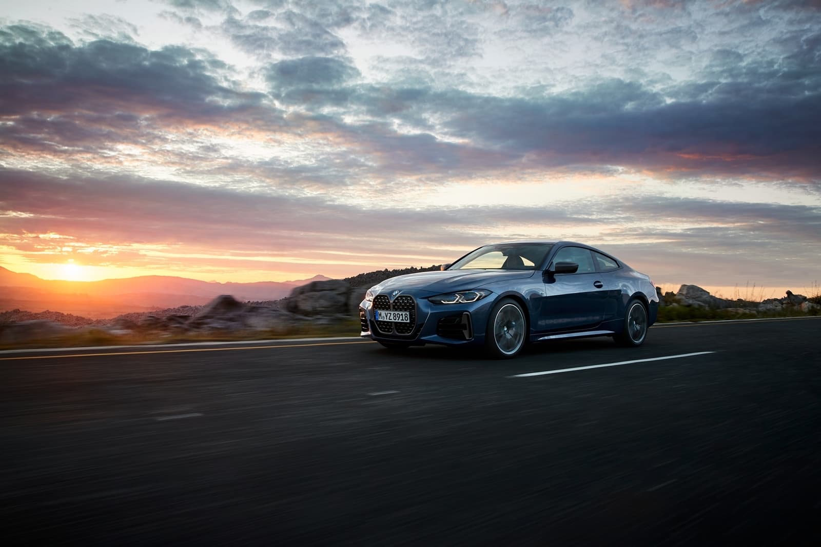 El BMW Serie 4 muestra su silueta lateral elegante al atardecer.