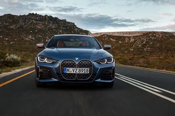 Vista frontal del BMW Serie 4 destacando su parrilla y faros LED.