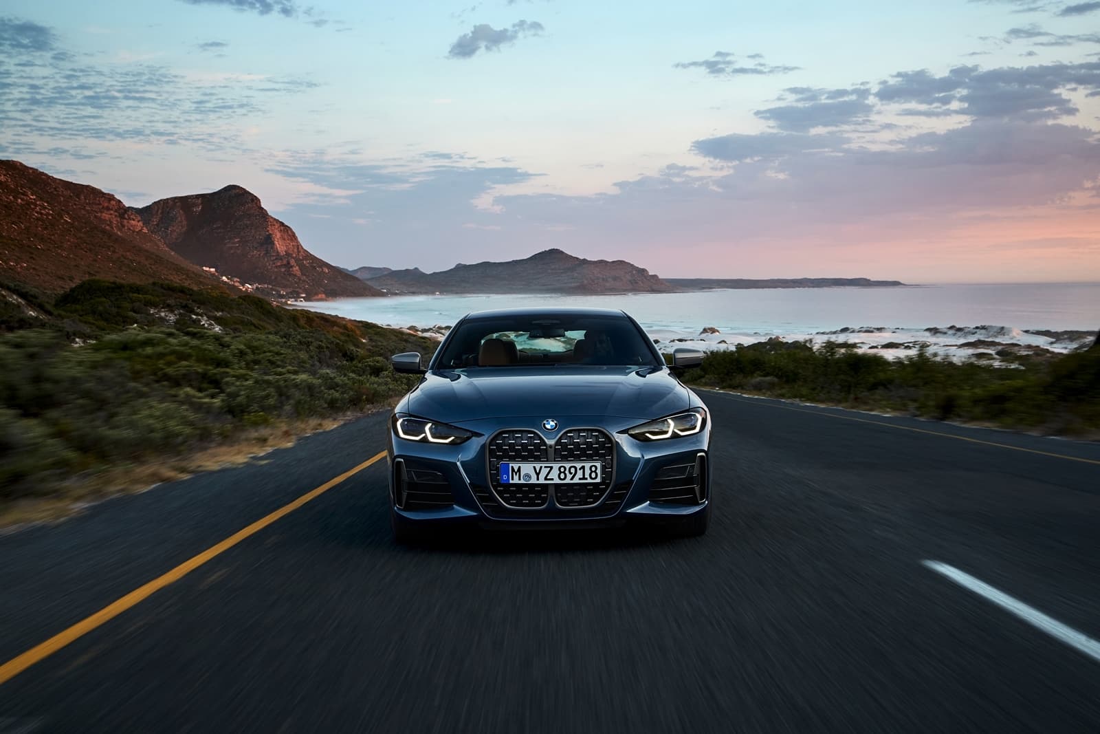 Vista frontal del BMW Serie 4 destacando su parrilla y faros.