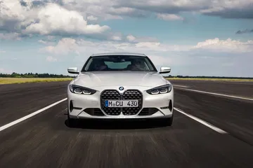 Vista frontal del BMW Serie 4 destacando su parrilla característica y faros.