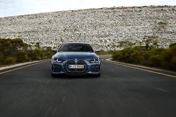 Vista frontal del BMW Serie 4 en carretera, destacando su parrilla característica