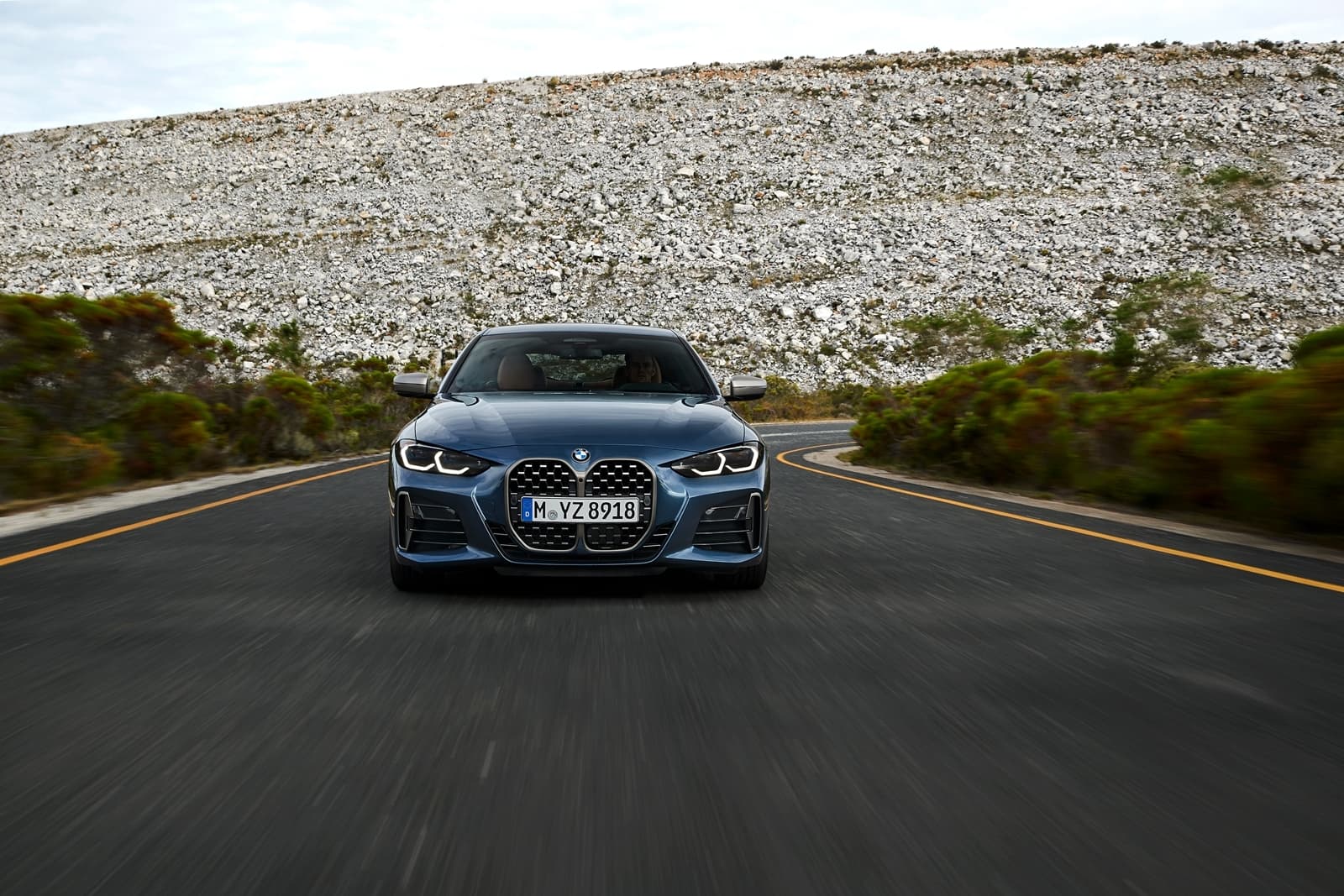 Vista frontal del BMW Serie 4 en carretera, destacando su parrilla característica
