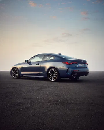 El BMW Serie 4 muestra su perfil elegante y deportivo.