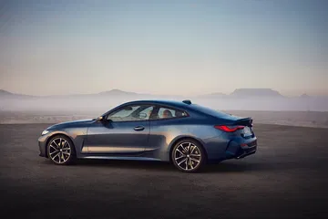 Silueta dinámica del BMW Serie 4 Coupé destacando su línea lateral.