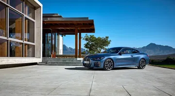 BMW Serie 4 exhibiendo su perfil lateral con líneas elegantes y deportivas.