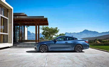 Vista lateral que muestra el diseño aerodinámico del BMW Serie 4.