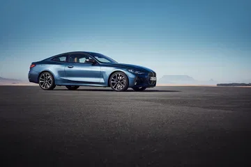 Vista lateral del BMW Serie 4 reflejando su diseño aerodinámico y deportivo.