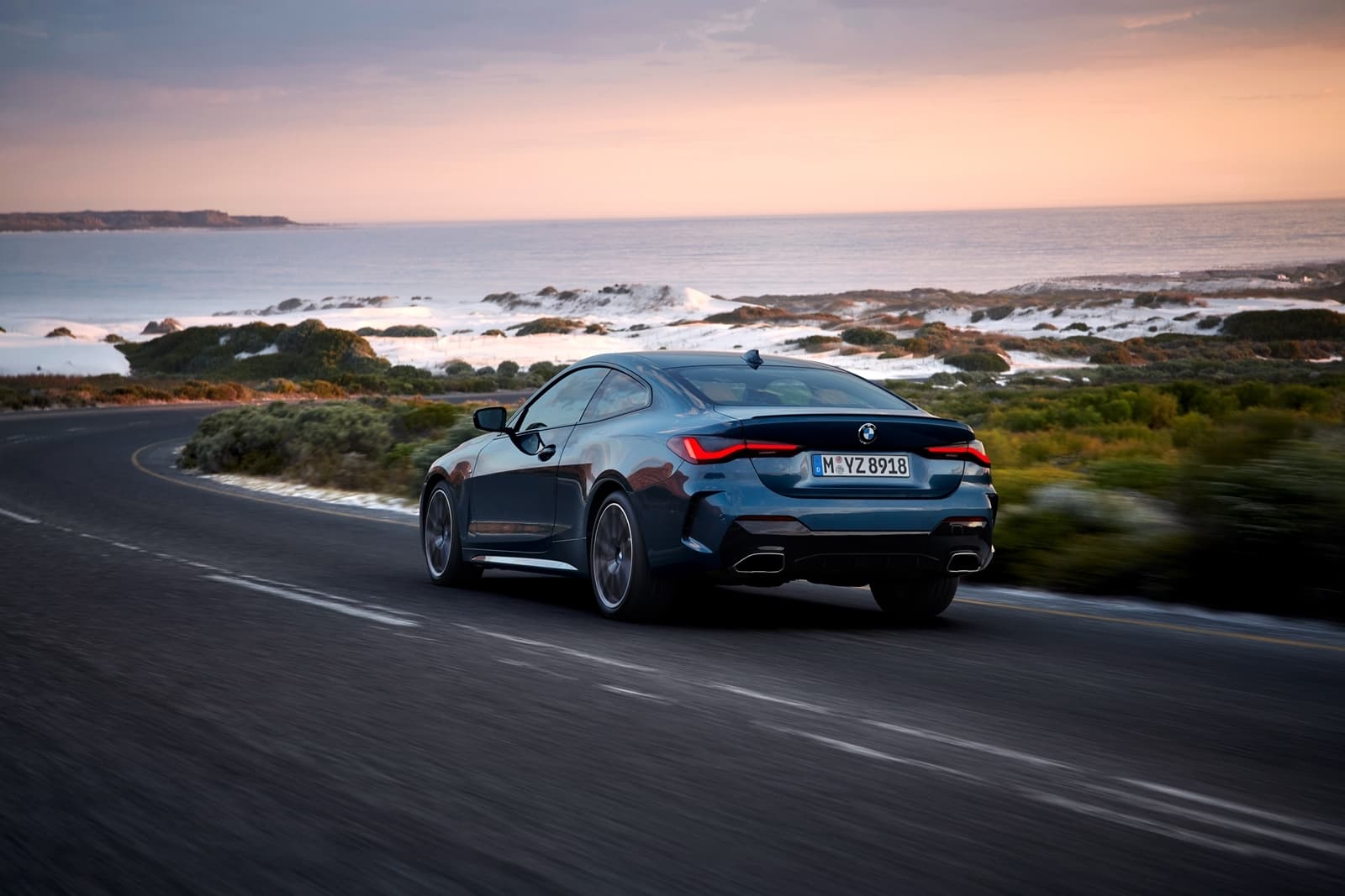 BMW Serie 4 mostrando su dinámica silueta al atardecer.