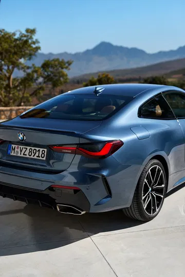 Vista trasera y lateral del BMW Serie 4, destacando su diseño aerodinámico y elegante.