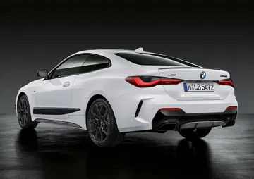 Vista trasera y lateral del BMW Serie 4, destacando su silueta deportiva.