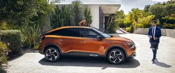 Vista lateral del Citroën C4 que muestra su línea y diseño dinámico