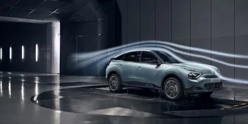 Perfil dinámico del Citroën C4 destacando su línea aerodinámica.