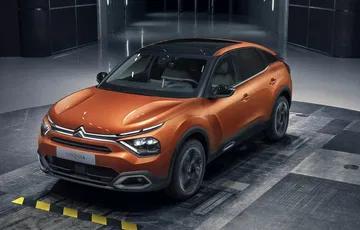 Vista lateral del Citroën C4 que muestra su diseño aerodinámico.