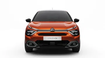 Vista frontal del Citroën C4 destacando su diseño vanguardista y luces LED.