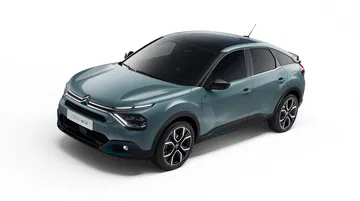Vista angular delantera del Citroën C4 resaltando su diseño vanguardista.