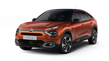 Vista angular delantera del Citroën C4, destacando su diseño moderno.