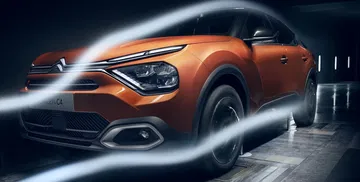Vista dinámica del Citroën C4 destacando su diseño vanguardista.