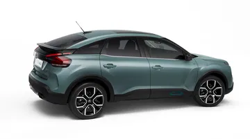 Perfil lateral de un Citroën C4 mostrando llantas y líneas de diseño.