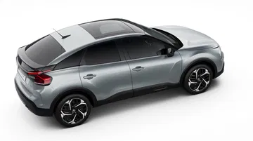 Vista lateral del Citroën C4 destacando su línea dinámica y llantas elegantes.