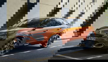 Citroën C4 captado desde un ángulo que muestra su diseño frontal y lateral.
