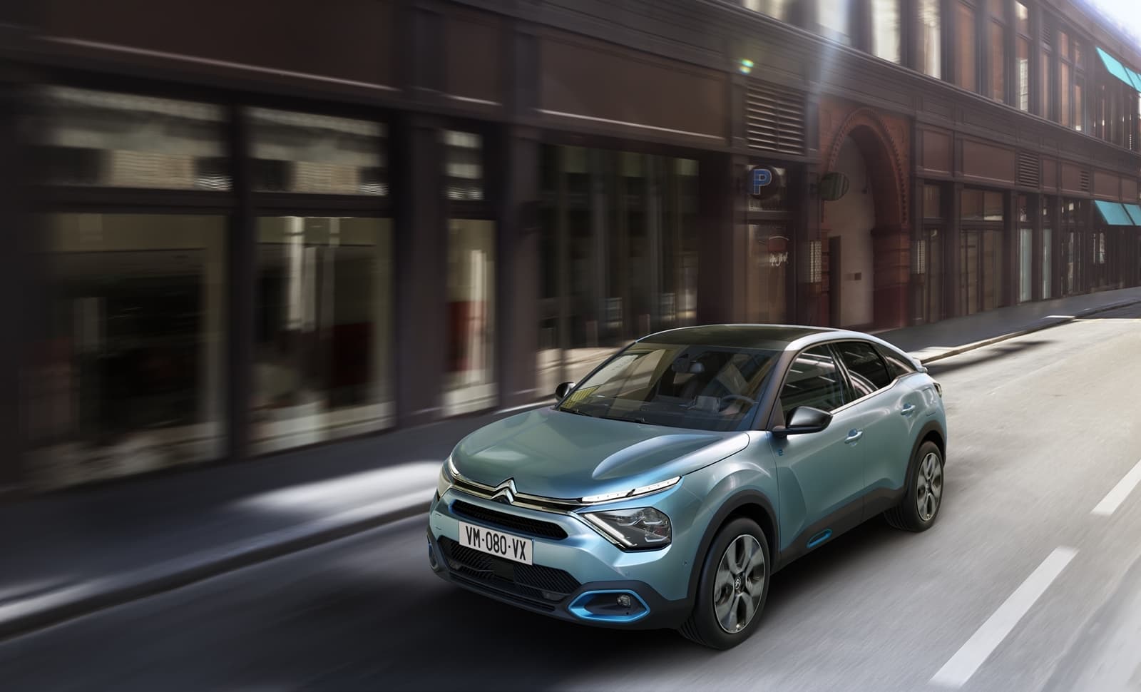 Citroën C4 en movimiento, perfil lateral que muestra su diseño aerodinámico.
