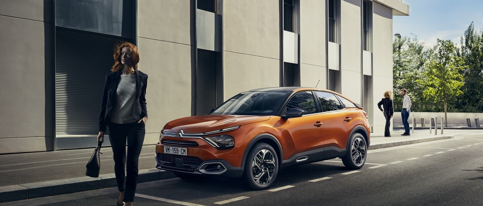 Vista lateral del Citroën C4 en ambiente urbano, destacando su línea dinámica