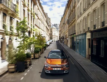 Vista trasera del Citroën C4 circulando por una calle urbana