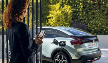 Citroën C4 desde una perspectiva trasera y lateral, realzando su diseño.