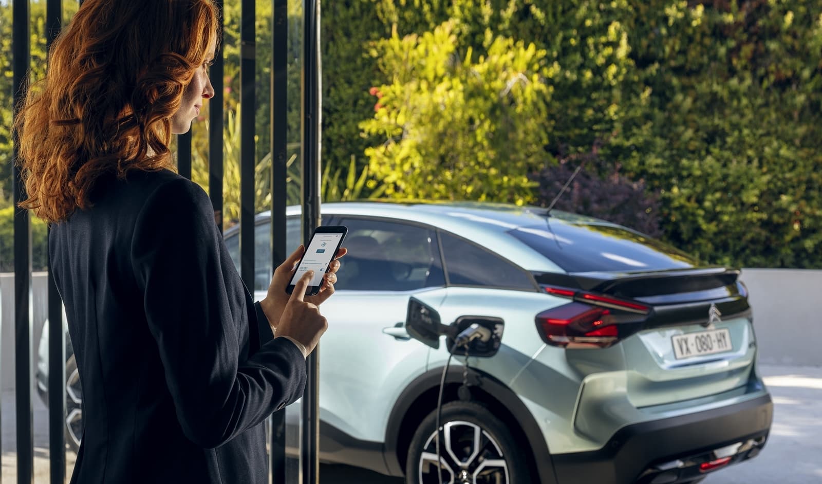Citroën C4 desde una perspectiva trasera y lateral, realzando su diseño.