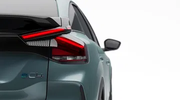 Vista dinámica que muestra la línea trasera y lateral del Citroën C4.