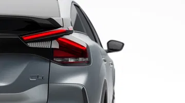 Vista trasera y lateral del Citroën C4, destacando su diseño distintivo.