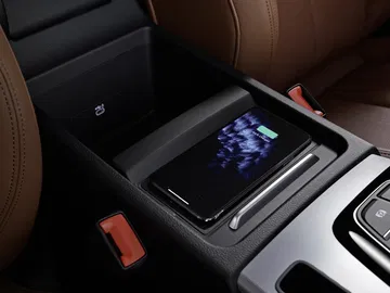 Vista de la consola central con pantalla y controles táctiles del Audi Q5