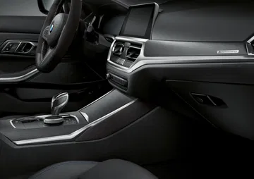 Vista de la consola central del BMW Serie 4, destacando su elegante diseño.