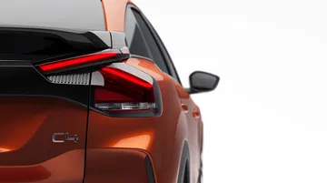 Vista en detalle de las luces traseras LED con diseño distintivo del Citroën C4.