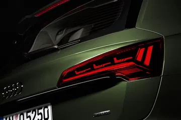 Visión cercana del piloto trasero LED del Audi Q5, diseño moderno y elegante.