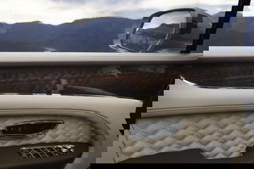Vista del acabado y materiales de la puerta del Bentley Bentayga.