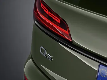 Vista cercana de la luz trasera y distintivo Q5 en acabado metálico.