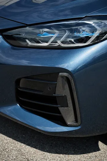 Vista cercana del detalle estético en la carrocería del BMW Serie 4.