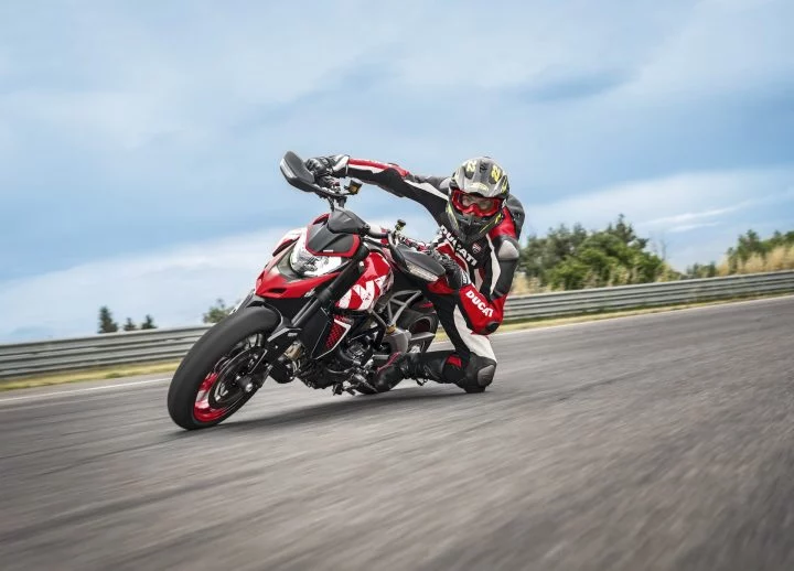Ducati Hypermotard 950 Rve Action 07 Uc169752 High
