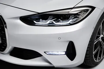 Vista en detalle del faro LED del BMW Serie 4 con diseño característico.
