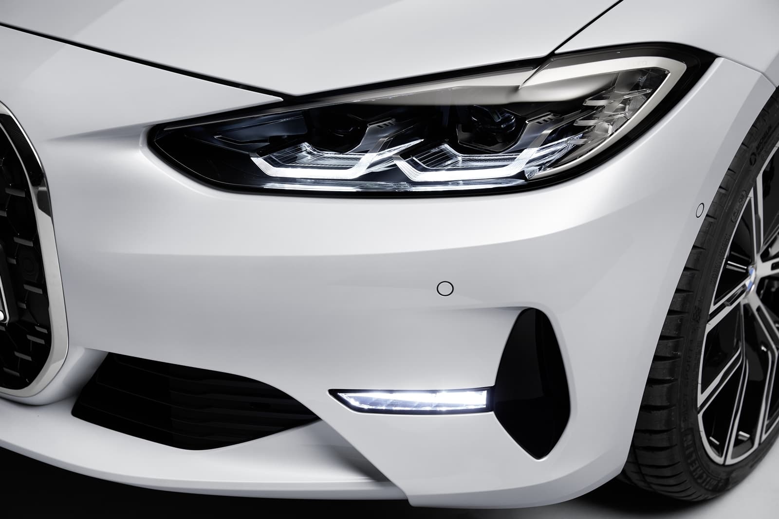 Vista en detalle del faro LED del BMW Serie 4 con diseño característico.