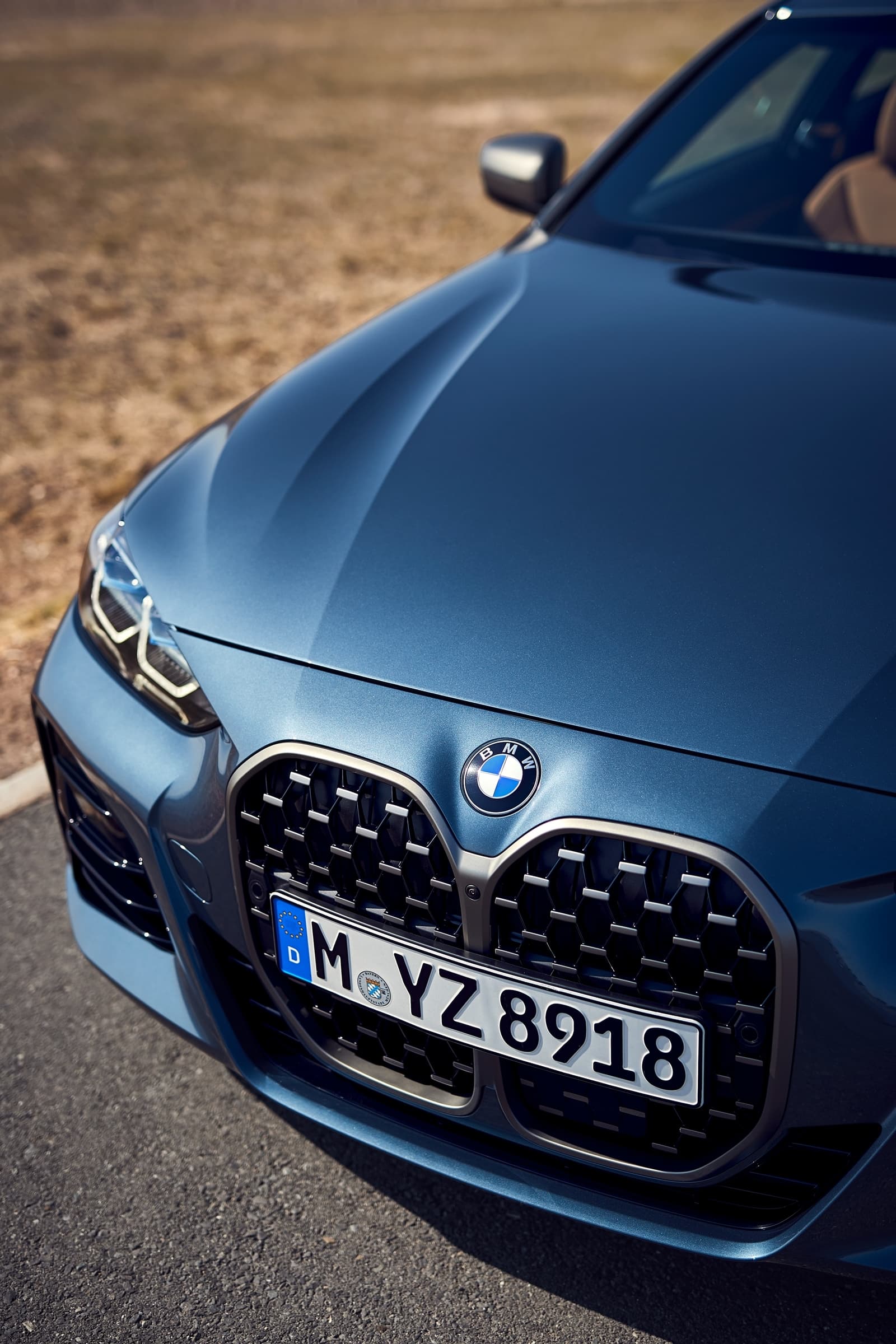 Vista cercana de la parrilla distintiva doble riñón del BMW Serie 4.