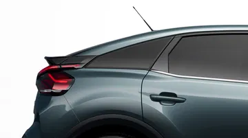 Vista lateral parcial y trasera del Citroën C4, destacando su diseño de líneas fluidas.