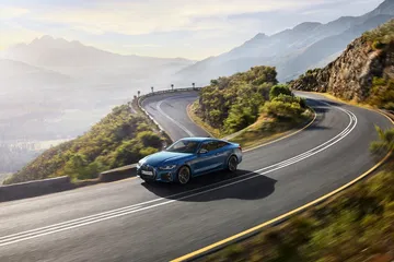 BMW Serie 4 mostrando su dinámica lateral en carreteras de montaña.