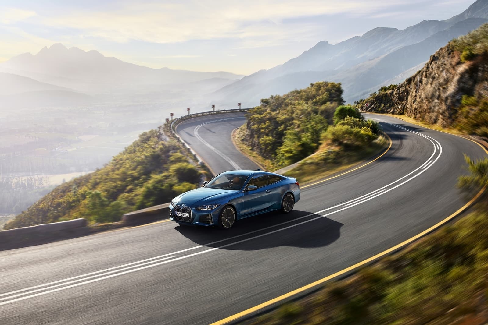BMW Serie 4 mostrando su dinámica lateral en carreteras de montaña.