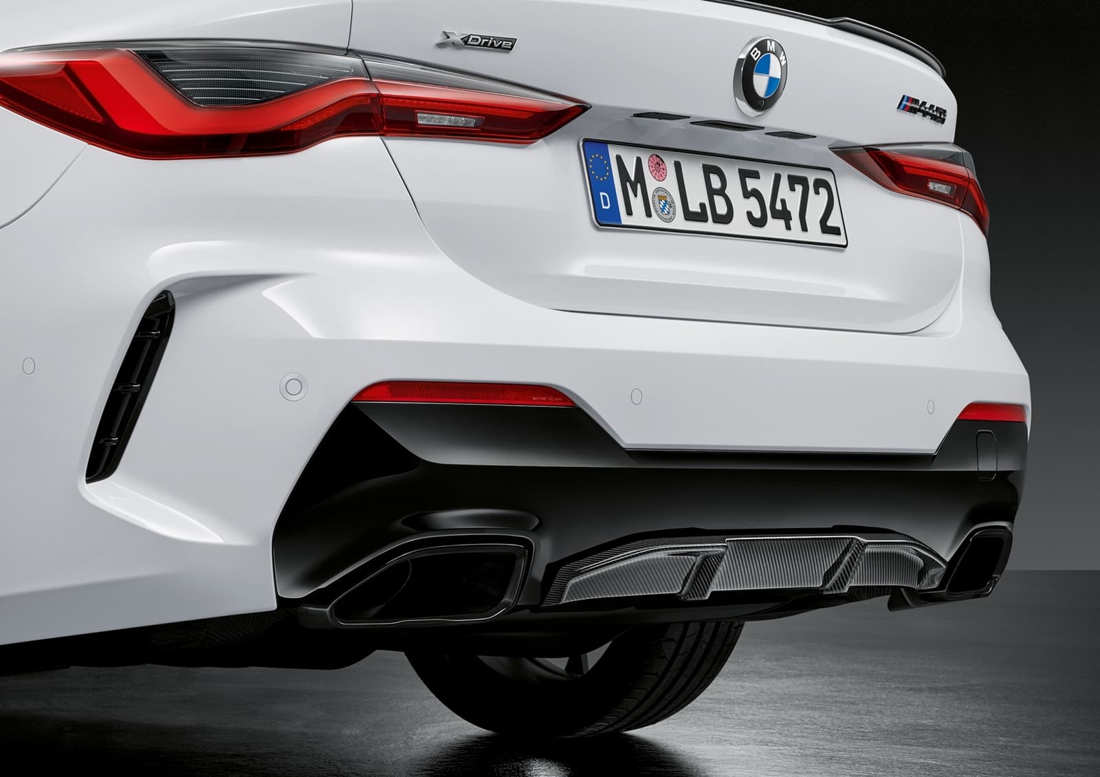 Vista trasera del BMW Serie 4 enfatizando su diseño de escapes y difusor.
