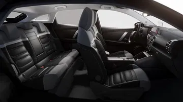 Vista lateral de los asientos delanteros y traseros del Citroën C4.