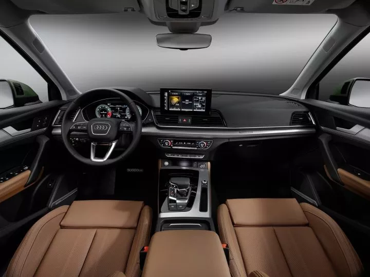 Elegante cabina del Audi Q5 con asientos de cuero marrón y detalles en negro.